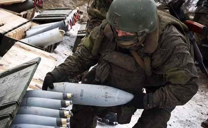 Vào sáng 13/11, Avdeevka có sương mù rất dày đặc; tuy nhiên, sương mù đã giúp quân Nga trong việc bí mật tiếp cận khu vực khu công nghiệp phía nam, đánh bật quân Ukraine vẫn còn bám trụ và các trận đánh vẫn tiếp tục. Theo bản đồ địa hình, phần phía nam của Avdiivka là nơi cao nhất trong thành phố.