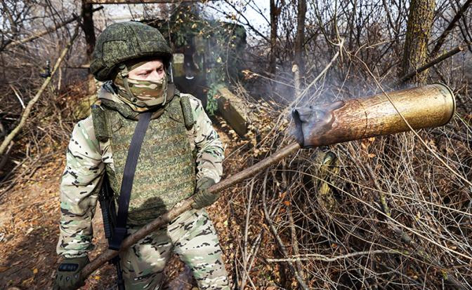 Trên hướng Tây Nam, nơi có đường vành đai Donetsk. Các vị trí trận địa tấn công của Nga được xây dựng dọc theo tuyến đường sắt, bao gồm cả khu vực ga tại km 437. Hiện quân Nga tập trung ở Avdeevka khoảng 40 nghìn quân, 300 xe tăng. Điều này cho thấy quyết tâm của Nga tràn ngập Avdeevka.