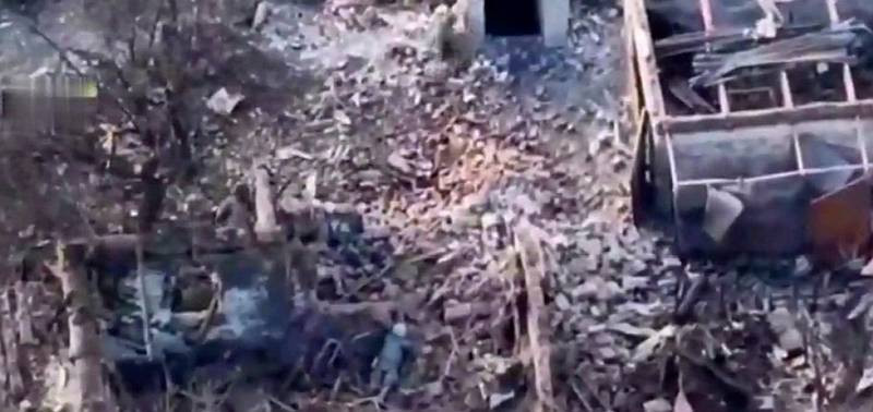 Quân đội Ukraine đã đưa cả xe chiến đấu bộ binh Bradley và UAV tự sát để ngăn chặn quân Nga tiến công. Nhưng điều này không ngăn cản quân Nga chiếm được tầng hầm của các tòa nhà gần như bị phá hủy hoàn toàn ở Stepovo; đồng thời liên tiếp đẩy lùi các cuộc phản công của quân Ukraine và tiếp tục tiến về phía trước theo đúng nghĩa đen là từng mét.