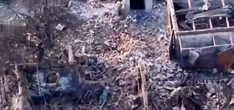 Quân đội Ukraine đã đưa cả xe chiến đấu bộ binh Bradley và UAV tự sát để ngăn chặn quân Nga tiến công. Nhưng điều này không ngăn cản quân Nga chiếm được tầng hầm của các tòa nhà gần như bị phá hủy hoàn toàn ở Stepovo; đồng thời liên tiếp đẩy lùi các cuộc phản công của quân Ukraine và tiếp tục tiến về phía trước theo đúng nghĩa đen là từng mét.