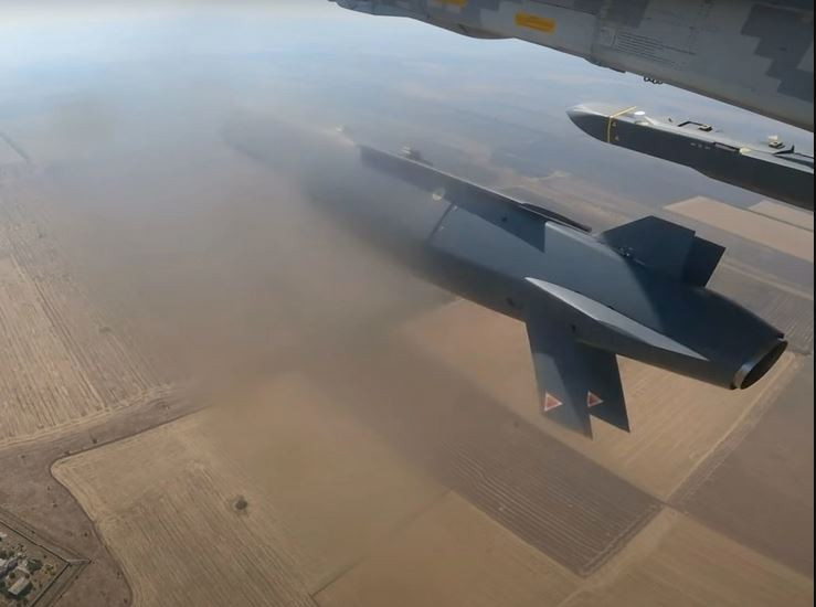 Lý do là khả năng phát hiện vật thể bay ở độ cao thấp của Quân đội Nga vốn không đủ mạnh, do vậy chiến thuật sử dụng tên lửa và UAV bay ở độ cao thấp, sẽ giúp nâng cao tỷ lệ thành công trong các cuộc tấn công tầm xa của Quân đội Ukraine, nhằm vào các mục tiêu của Nga.