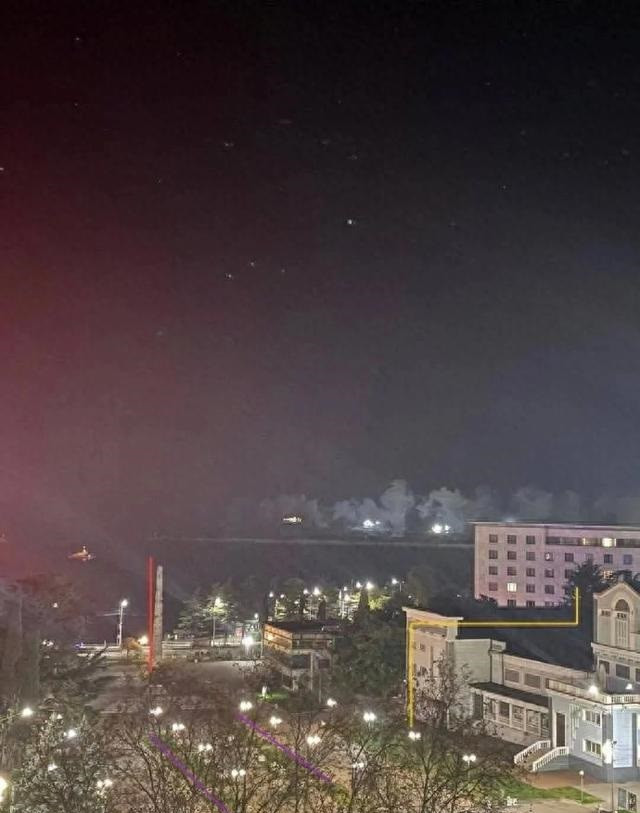 Về phần Nga, chúng ta có thể thấy thế tiến thoái lưỡng nan của họ từ hàng loạt cuộc tấn công thành công của Quân đội Ukraine, bên cạnh các yếu tố như vũ khí, khí tài của Nga, thì ngay từ khi chiếc máy bay không người lái đầu tiên của Ukraine bị rơi ở ngoại ô Moscow, thành viên của Duma quốc gia Nga, Trung tướng Andrei Gurulev, nguyên Tư lệnh Tập đoàn quân 58, Quân khu phía Nam, cho rằng lãnh thổ Nga quá rộng lớn để thiết lập mạng lưới phòng không bao trùm toàn bộ lãnh thổ.