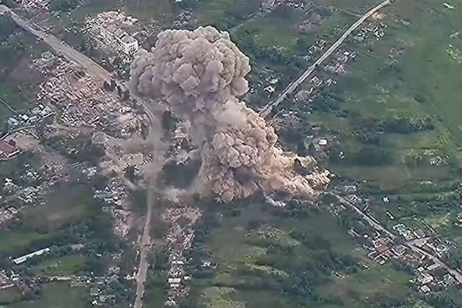  Siêu bom FAB-3000 của Nga đã phát huy hết tác dụng, khi 1,4 tấn thuốc nổ của nó phát nổ với sức mạnh khủng khiếp, bán kính sát thương trong phạm vi 1 km. Việc sử dụng vũ khí hạng nặng, khiến quân Ukraine phải rút khỏi các cứ điểm kiên cố, nếu không họ có thể bị tiêu diệt hoàn toàn.