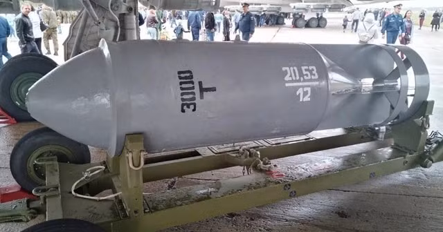 Liên Xô lúc này bắt đầu phát triển loại bom hạng nặng, sử dụng trên những máy bay ném bom tầm xa. Trong Chiến tranh Lạnh, cuộc đối đầu giữa Đông và Tây rất căng thẳng, quân đội Liên Xô đang rất cần vũ khí công phá mạnh, nên bom FAB-3000 đã đáp ứng yêu cầu của lãnh đạo quân đội Liên Xô.