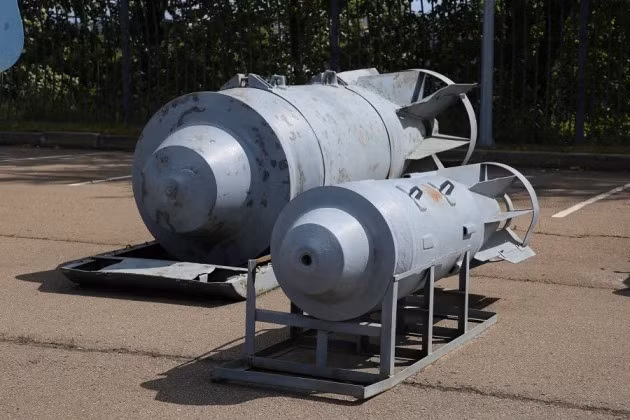 Bom FAB-3000 dài khoảng 3,3 mét, đường kính 820 mm, cánh đuôi khoảng 1 mét. Tổng trọng lượng bom khoảng 3 tấn, trong đó 1,6 tấn là thuốc nổ (thuốc nổ TNT hoặc hỗn hợp thuốc nổ gốc TNT). Đầu bom không nhọn mà tù, nhằm tránh khi bom tiếp đất bị nảy, hoặc trượt trên mặt đất.