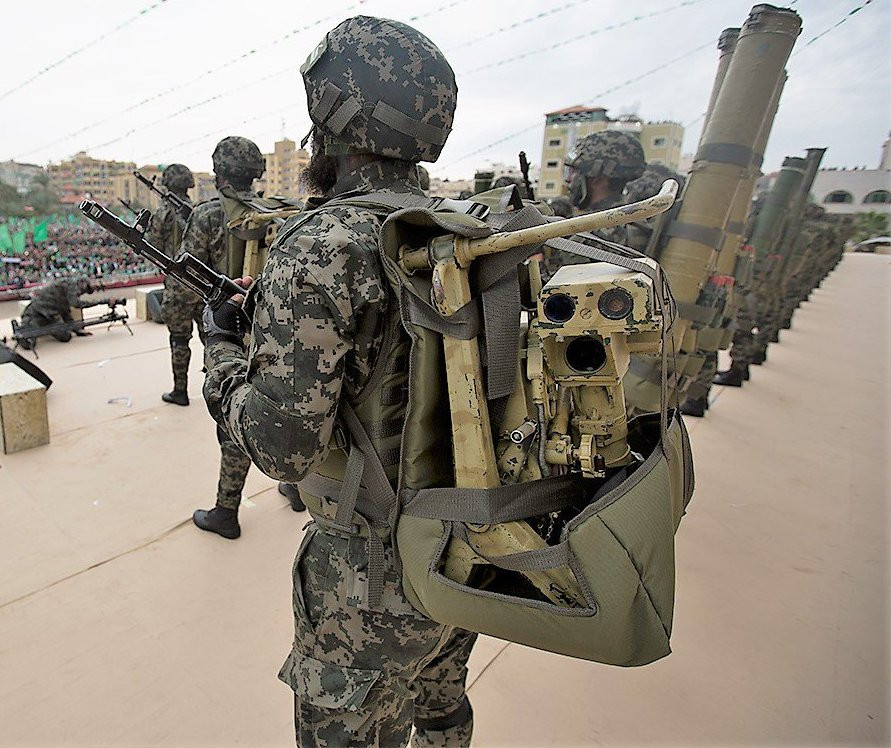 Về thiết kế cơ bản của súng phóng lựu Yassin 105 bị ảnh hưởng bởi cả mẫu RPG-2 và RPG-7 do Liên Xô sản xuất. Mặc dù Hamas tuyên bố nó có tầm bắn hiệu quả là 300 mét, nhưng IDF cho rằng, tầm bắn hiệu quả chỉ nằm trong khoảng từ 200 đến 250 mét. 