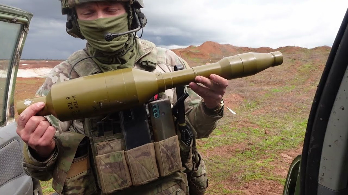 Hiện Lực lượng Phòng vệ Israel cũng đã thu được một số súng phóng lựu Yassin 105 từ các tay súng súng al-Qassam. Quan sát từ hình dáng bên ngoài, không khó để nhận ra đạn Yassin 105 có nhiều điểm tương đồng với đạn PG-7VR của Liên Xô, được đưa vào trang bị cho súng chống tăng RPG-7 vào năm 1988.