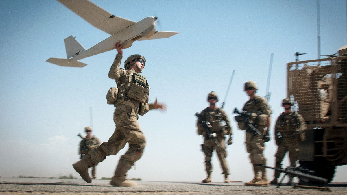 Nhưng tính năng chủ yếu của các hệ thống tác chiến điện tử của Nga là vô hiệu hóa hoàn toàn đường chuyền tín hiệu điều khiển của máy bay trinh sát quân sự Mỹ và Anh, UAV tấn công Bayraktar TB2, UAV được Quân đội Ukraine sử dụng để tấn công các vị trí DPR và LPR, cũng như tình báo điện tử của đối phương.