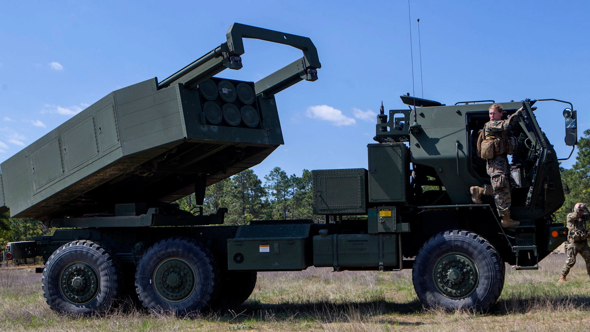 Ví dụ, tài liệu đề cập đến tốc độ tiêu thụ đạn của bệ phóng tên lửa cơ động HIMARS, có thể phóng đòn tấn công chính xác vào các mục tiêu như kho đạn, cơ sở hạ tầng và nơi tập kết của quân đội Nga từ khoảng cách rất xa.