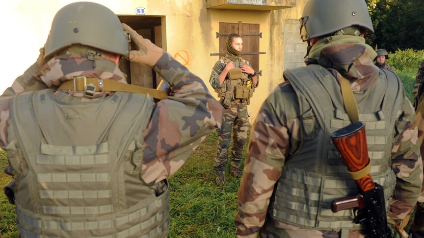 Ngoài ra, giới quan sát nhận định, AFU đã sai lầm khi thành lập hàng loạt lữ đoàn mới, trong khi các lữ đoàn có nhiều kinh nghiệm chiến đấu, hiện vẫn thiếu quân và vũ khí. Việc đẩy Lữ đoàn 155 ra tiền tuyến khi họ vẫn chưa ổn định về tổ chức biên chế và gồm toàn những binh sĩ ít kinh nghiệm chiến đấu, cũng được xem là lý do dẫn tới việc quân của Lữ đoàn đã đào bỏ ngũ hàng loạt trong thời gian qua.