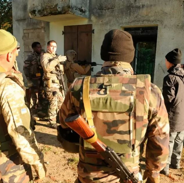 Về vấn đề này, bà Mariana Bezuglaya, thành viên của Verkhovna Rada (Quốc hội) Ukraine, nhận xét rằng Bộ Quốc phòng Ukraine, đã không cung cấp cho đơn vị những vật tư quân sự cơ bản tối thiểu. Và các binh sĩ, sĩ quan buộc phải tự chi trả hoặc bằng nguồn vốn từ các nhóm tình nguyện. (Nguồn ảnh: Reuters, Forbes, Ukrinform).