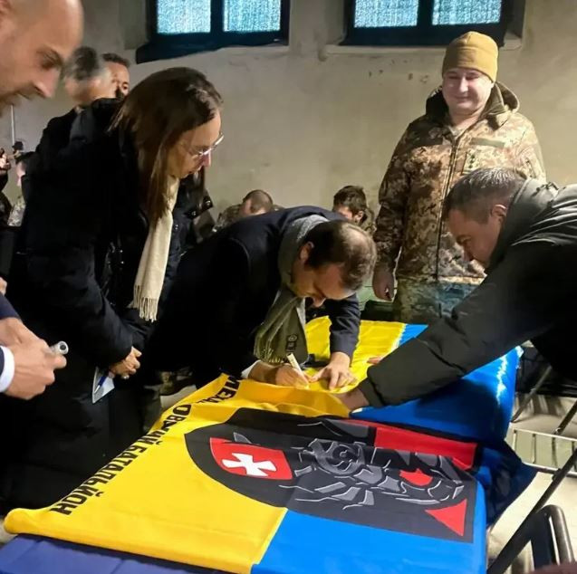 Nhà báo Yury Butusov, người đầu tiên tiết lộ tin tức về việc đào bỏ ngũ quy mô lớn của các binh sĩ khỏi Lữ đoàn 155, cho biết: “Trước khi phát súng đầu tiên được bắn từ Lữ đoàn 155, có 1.700 binh sĩ đã đào ngũ khỏi đơn vị này".