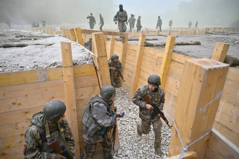 Nhà báo quân sự nổi tiếng người Ukraine Yury Butusov, tổng biên tập của Censor.NET, tháng trước nói rằng, đã có tới 1.700 binh sĩ đã rời khỏi Lữ đoàn 155 mà không tham gia chiến đấu, và nhiều người khác thậm chí đã đào ngũ khi đang huấn luyện ở Pháp.