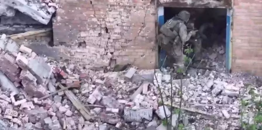 Vào hôm 28/12, kênh Rybar cho biết, các mũi đột kích của Lữ đoàn bộ binh cơ giới cận vệ số 200 của RFAF đã bắt đầu chiến dịch chiếm nhà ga Chasov Yar. Cũng trong ngày thứ bảy, tiểu khu Severny của thành phố đã bị quân Lữ đoàn 200 RFAF tràn ngập. Hiện các cuộc tấn công của RFAF theo hướng này vẫn tiếp tục.