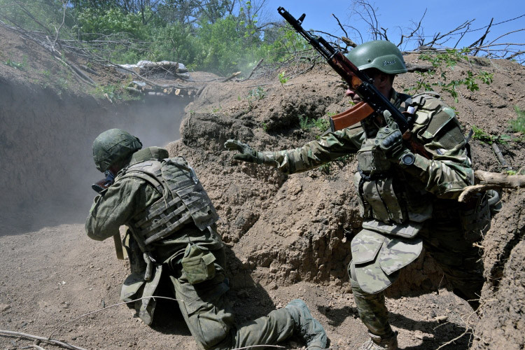 Thứ hai, lực lượng dự bị AFU chuyển từ Kramatorsk và Slavyansk cũng như từ các hướng khác nhìn chung không ngăn chặn được tốc độ tiến công của RFAF. Thứ ba, ngay sau khi Chasov Yar thất thủ, có thể RFAF sẽ ngay lập tức phát động chiến dịch giành Kramatorsk và Slavyansk, vượt qua Druzhkovka và chiếm Konstantinovka trong thế gọng kìm.