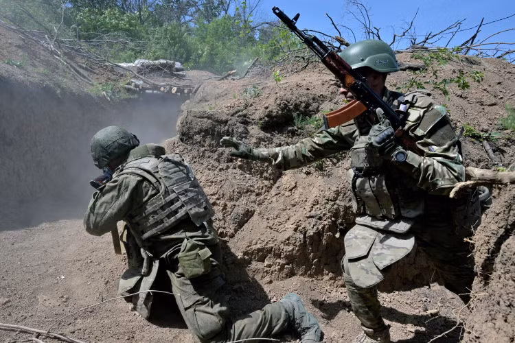 Thứ hai, lực lượng dự bị AFU chuyển từ Kramatorsk và Slavyansk cũng như từ các hướng khác nhìn chung không ngăn chặn được tốc độ tiến công của RFAF. Thứ ba, ngay sau khi Chasov Yar thất thủ, có thể RFAF sẽ ngay lập tức phát động chiến dịch giành Kramatorsk và Slavyansk, vượt qua Druzhkovka và chiếm Konstantinovka trong thế gọng kìm.