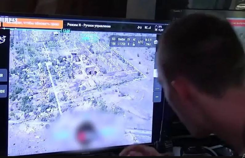 Một khu vực mà sức kháng cự của quân Ukraine trong thành phố Chasov Yar còn hết sức mạnh nữa là tiểu khu Novoseverny, nằm cạnh ga xe lửa Chasov Yar; hiện ga xe lửa đã bị quân Nga tràn ngập, nhưng tại tiểu khu Novoseverny, quân Ukraine tập trung chủ yếu ở khu vực nhà chung cư và nhà dân, nơi có nhiều tầng hầm.