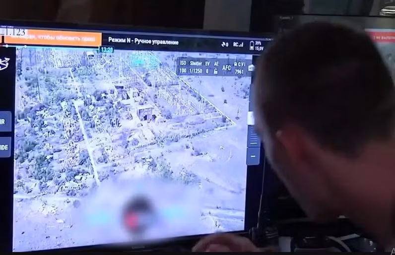 Một khu vực mà sức kháng cự của quân Ukraine trong thành phố Chasov Yar còn hết sức mạnh nữa là tiểu khu Novoseverny, nằm cạnh ga xe lửa Chasov Yar; hiện ga xe lửa đã bị quân Nga tràn ngập, nhưng tại tiểu khu Novoseverny, quân Ukraine tập trung chủ yếu ở khu vực nhà chung cư và nhà dân, nơi có nhiều tầng hầm.