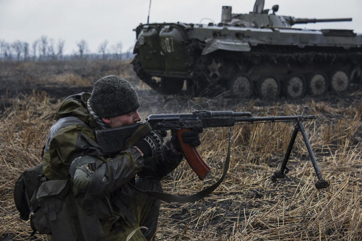 Trên thực tế, trên chiến trường Nga-Ukraine, binh sĩ Ukraine ưa chuộng súng máy RPK-74 5,45 mm của Liên Xô. Bởi vai trò chiến thuật của súng máy hạng nhẹ Liên Xô hoàn toàn khác với súng máy phương Tây. Loại súng máy phổ biến của phương Tây thường là loại đạn được nạp bằng dây tiếp đạn, nên thường có trọng lượng lớn hơn.