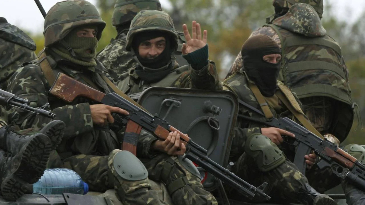 Quân Ukraine thường rút quân vào ban đêm và phải mang theo súng máy để tự vệ; do vậy những khẩu súng máy cồng kềnh của phương Tây phải vứt bỏ. Trong các trận đánh, binh sĩ Ukraine đã nhắm vào vị trí gần đúng và nổ súng quyết liệt để ngăn cản bước tiến của quân Nga càng nhiều càng tốt. Điều họ mong chờ trong chiến đấu, là UAV FPV của họ, chi viện hỏa lực tấn công quân Nga. Nếu sau khi họ bắn hết đạn, mà quân Nga vẫn tấn công, thì họ sẽ nhanh chóng rút lui hoặc đầu hàng.