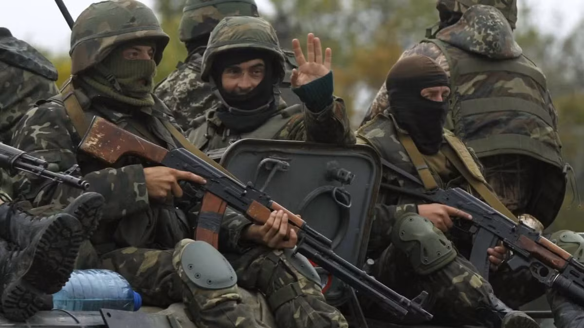 Quân Ukraine thường rút quân vào ban đêm và phải mang theo súng máy để tự vệ; do vậy những khẩu súng máy cồng kềnh của phương Tây phải vứt bỏ. Trong các trận đánh, binh sĩ Ukraine đã nhắm vào vị trí gần đúng và nổ súng quyết liệt để ngăn cản bước tiến của quân Nga càng nhiều càng tốt. Điều họ mong chờ trong chiến đấu, là UAV FPV của họ, chi viện hỏa lực tấn công quân Nga. Nếu sau khi họ bắn hết đạn, mà quân Nga vẫn tấn công, thì họ sẽ nhanh chóng rút lui hoặc đầu hàng.