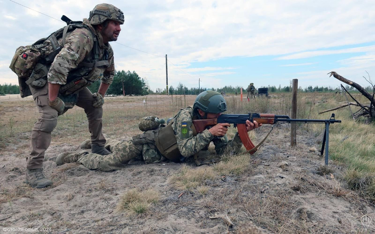 Quân đội Ukraine trên chiến trường Nga-Ukraine không có ưu thế trên không và hỏa lực pháo binh của họ chỉ bằng một phần nhỏ, thậm chí bằng 1/10 so với quân đội Nga. Môi trường chiến trường như vậy, khiến quân đội Ukraine ưa chuộng súng máy hạng nhẹ kiểu băng đạn của Liên Xô, loại súng này thực dụng hơn. (nguồn ảnh Sputnik, Kyiv Independent, Ukrinform).