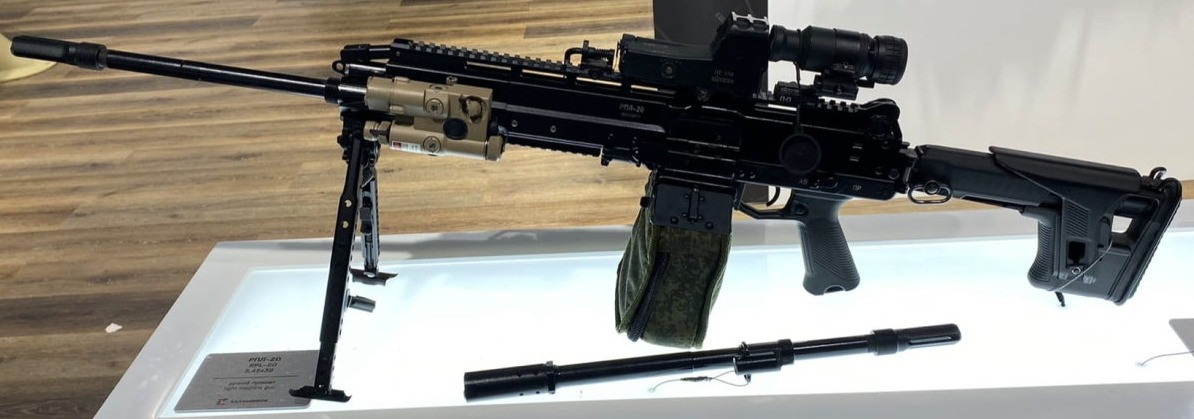 Trên chiến trường, súng máy nào phù hợp nhất cho thực chiến? Nó phụ thuộc vào nhu cầu thực tế của quân đội. Ví dụ, quân đội Liên Xô trong những năm 1970 và 1980, rất coi trọng súng máy hạng nhẹ tiếp đạn bằng hộp tiếp đạn, vì các xạ thủ súng máy có thể thực hiện nhiều hành động chiến thuật khác nhau và di chuyển nhanh chóng các vị trí. Sau này Quân đội Nga theo quan điểm phương Tây, phát triển nhiều mẫu súng máy hạng nhẹ tiếp đạn bằng dây, như RPL-20, nhưng đều không thành công.