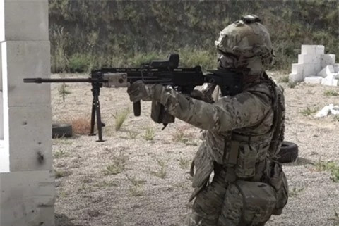 Trong chiến đấu, sau khi xạ thủ súng máy khai hỏa, thì di chuyển vị trí là cách tốt nhất hạn chế đối phương tiêu diệt, vì vị trí bắn đã bị lộ. Trong cuộc tấn công, xạ thủ súng máy cũng cần phải phối hợp tấn công cùng với súng trường, lúc này súng máy hạng nhẹ, sử dụng hộp tiếp đạn linh hoạt hơn.