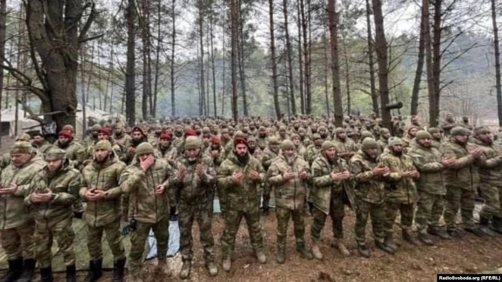 Còn trong lịch sử, những trận đánh đẫm máu trên đường phố ở Grozny vào thập niên 1990 và đầu 2000 cho thấy khả năng thiện chiến của vệ binh Chechnya, nhất là ở trong điều kiện đô thị. Vì vậy, sự xuất hiện của 80.000 binh sĩ Chechnya trên tiền tuyến, chắc chắn không phải là tin vui đối với Ukraine.