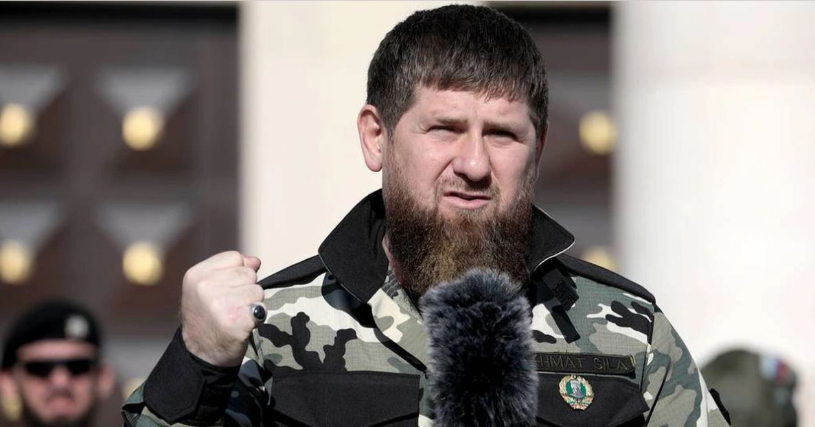 Kể từ đầu cuộc xung đột, cộng hòa Chechnya đứng đầu là Tổng thống Kadyrov, đã ủng hộ hết mình cho chiến dịch quân sự đặc biệt của quân đội Nga tại lãnh thổ Ukraine. Kể cả trong việc Nga phải triệt thoái tại một số khu vực, nhưng Chechnya vẫn kiên quyết ủng hộ Nga.