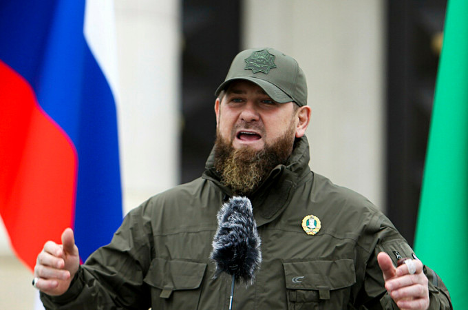 Với quân số huy động của nước cộng hòa Chechnya, đã góp phần giải quyết được 1/4 số chỉ tiêu tuyển quân của Nga; đây có thể coi là việc giúp Điện Kremlin giải quyết nhu cầu cấp thiết. Theo các phương tiện truyền thông đưa tin trước đó, Điện Kremlin đã quyết định phong quân hàm Thượng tướng cho Tổng thống Kadyrov.