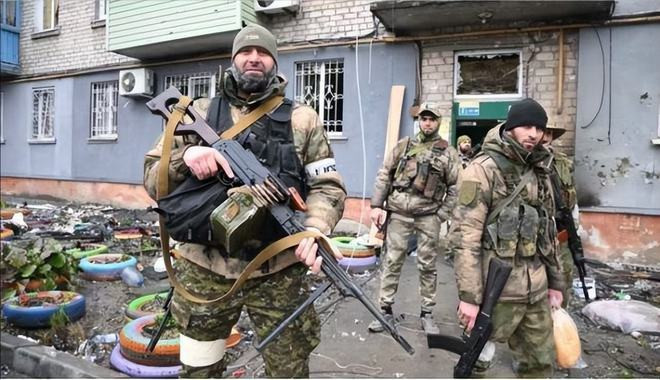 Nhưng theo quan điểm của lãnh đạo Quân đội Ukraine, rốt cuộc có 80.000 binh lính Chechnya được tuyển mộ lần này, thì cũng khó có thể giúp Nga xoay đổi cục diện chiến trường. Nhưng Kiev nên nhớ lại cuộc chiến tại nhà máy thép Azovstal ở Mariupol vừa qua, tiểu đoàn Azov cực đoan của họ, đã gục ngã trước vệ binh Chechnya.