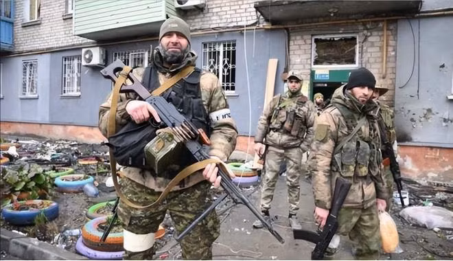 Nhưng theo quan điểm của lãnh đạo Quân đội Ukraine, rốt cuộc có 80.000 binh lính Chechnya được tuyển mộ lần này, thì cũng khó có thể giúp Nga xoay đổi cục diện chiến trường. Nhưng Kiev nên nhớ lại cuộc chiến tại nhà máy thép Azovstal ở Mariupol vừa qua, tiểu đoàn Azov cực đoan của họ, đã gục ngã trước vệ binh Chechnya.