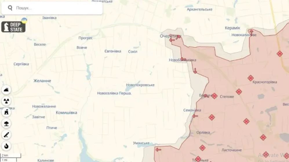 Do vậy kế hoạch tiến công bất ngờ vào Ocheretino được chỉ huy quân Nga được vạch ra, nhưng thực sự tương đối mạo hiểm, bởi đội hình thọc sâu quá dài. Lúc này vị trí xuất phát tấn công của quân Nga khi đó vẫn cách rìa Ocheretino hơn 4 km và tuyến đường sắt luôn là khu vực phòng thủ trọng điểm của Quân đội Ukraine.