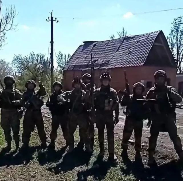 Sau khi tiếp cận được trận địa phòng ngự tại Ocheretino, Lữ đoàn bộ binh cơ giới 130 của Nga ngay lập tức tấn công trực tiếp vào trung tâm làng Ocheretino và chiếm một phần phía đông nam của khu dân cư.