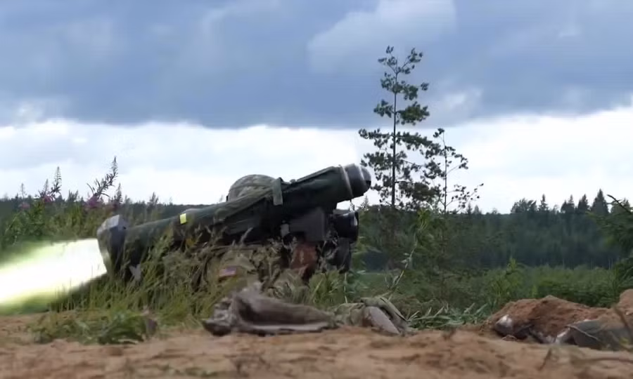 Trước đó người ta biết rằng, quân đội Ukraine, những người chiếm giữ làng Staromaryevka của DPR từ ngày 26/10, đã được trang bị các tổ hợp tên lửa chống tăng Javelin, để tăng cường khẳ năng phòng ngự trước lực lượng xe tăng hùng hậu của lực lượng dân quân ly khai Miền Đông.