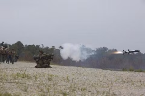 Ít lâu sau, một đoạn video quay cảnh một trong những tổ hợp như vậy bắn trúng xe tăng của lực lượng dân quân LPR, mặc dù không có bình luận chính thức nào về vấn đề này. Đoạn video được cung cấp bởi Quân đội Ukraine.