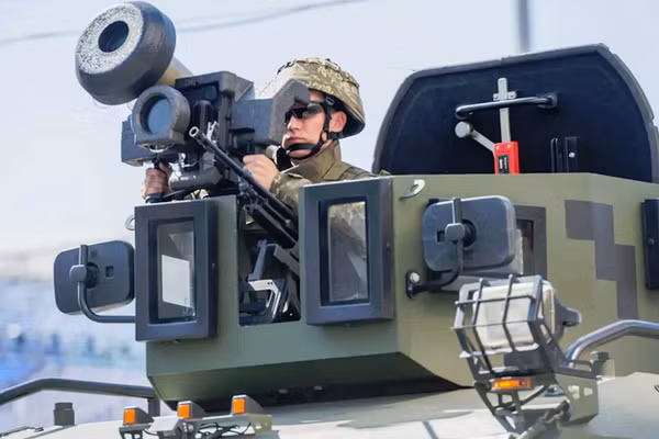 Tên lửa chống tăng Javelin mà Mỹ bán cho Ukraine, theo điều kiện của Mỹ là chỉ được sử dụng khi Ukraine bị xâm lược, nhưng Quân đội Ukraine đã đem ra sử dụng trong cuộc nội chiến tại Miền Đông nước này.