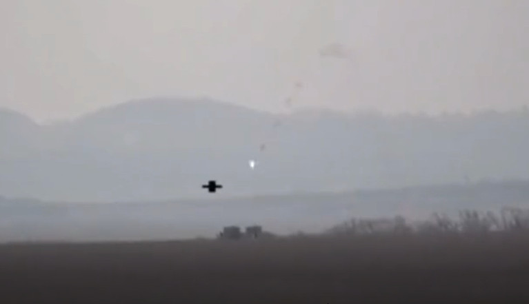 Cụ thể là tên lửa Javelin đã được sử dụng trong một trong những cuộc đụng độ gần đây giữa Quân đội Ukraine và dân quân ly khai DPR tại làng Staromaryevka, trên hướng New Maryevka. Truyền thông Nga đã đưa tin trước đó, tổ hợp Javelin đã phá hủy hai xe bọc thép của dân quân Lugansk.