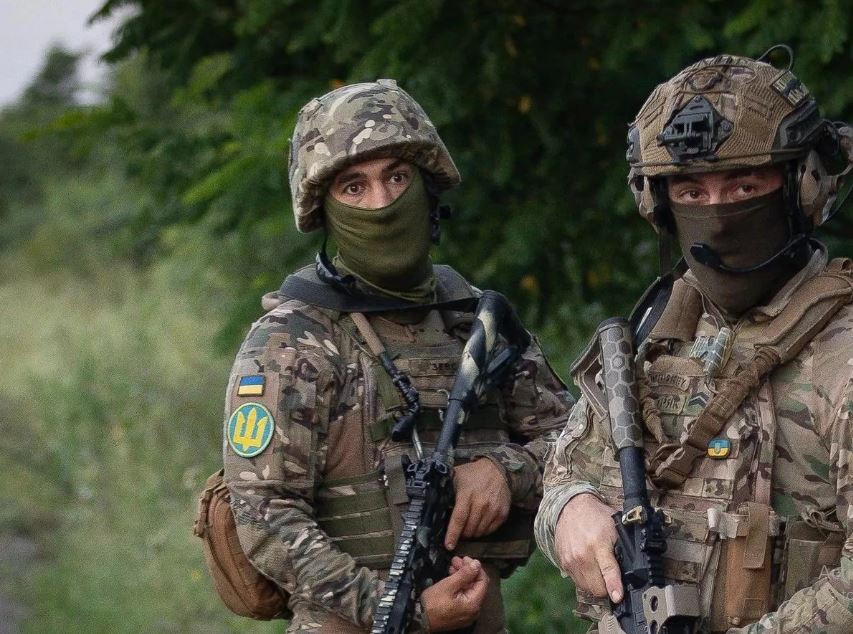 Một người lính Ukraine có ký hiệu là Val đang đứng gác trên một cây cầu ở miền nam Odessa, công việc mà anh ấy đã làm hàng ngày kể từ khi nhập ngũ khi bắt đầu cuộc xung đột Nga-Ukraine. Sau đó chỉ huy đơn vị điều anh ra chiến trường.