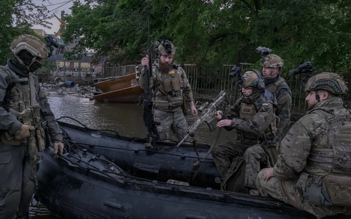 Để tăng số lượng binh sĩ ở tiền tuyến, Tướng Syrsky, Tổng tư lệnh Quân đội Ukraine đang điều quân từ khắp đất nước ra tiền tuyến, vì một số lữ đoàn ở tiền tuyến đã đã không nhận được bổ sung quân số trong nhiều tháng nay.