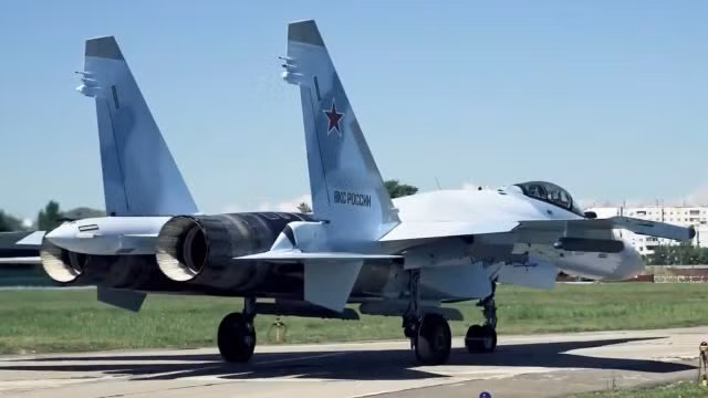 Lieu Su-35 cua Nga co som gap F-16 tren bau troi Ukraine?-Hinh-3