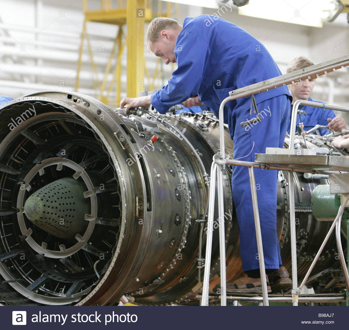 Công việc phát triển động cơ của Trung Quốc thậm chí còn gặp nhiều khó khăn, do Nga từ chối bán động cơ phản lực cánh quạt AL-31F, khi biết rõ tâm địa “sao chép ngược” và “giải mã tài sản trí tuệ của bạn bè Trung Quốc”; nên Nga chỉ bán máy bay chiến đấu Su-35.