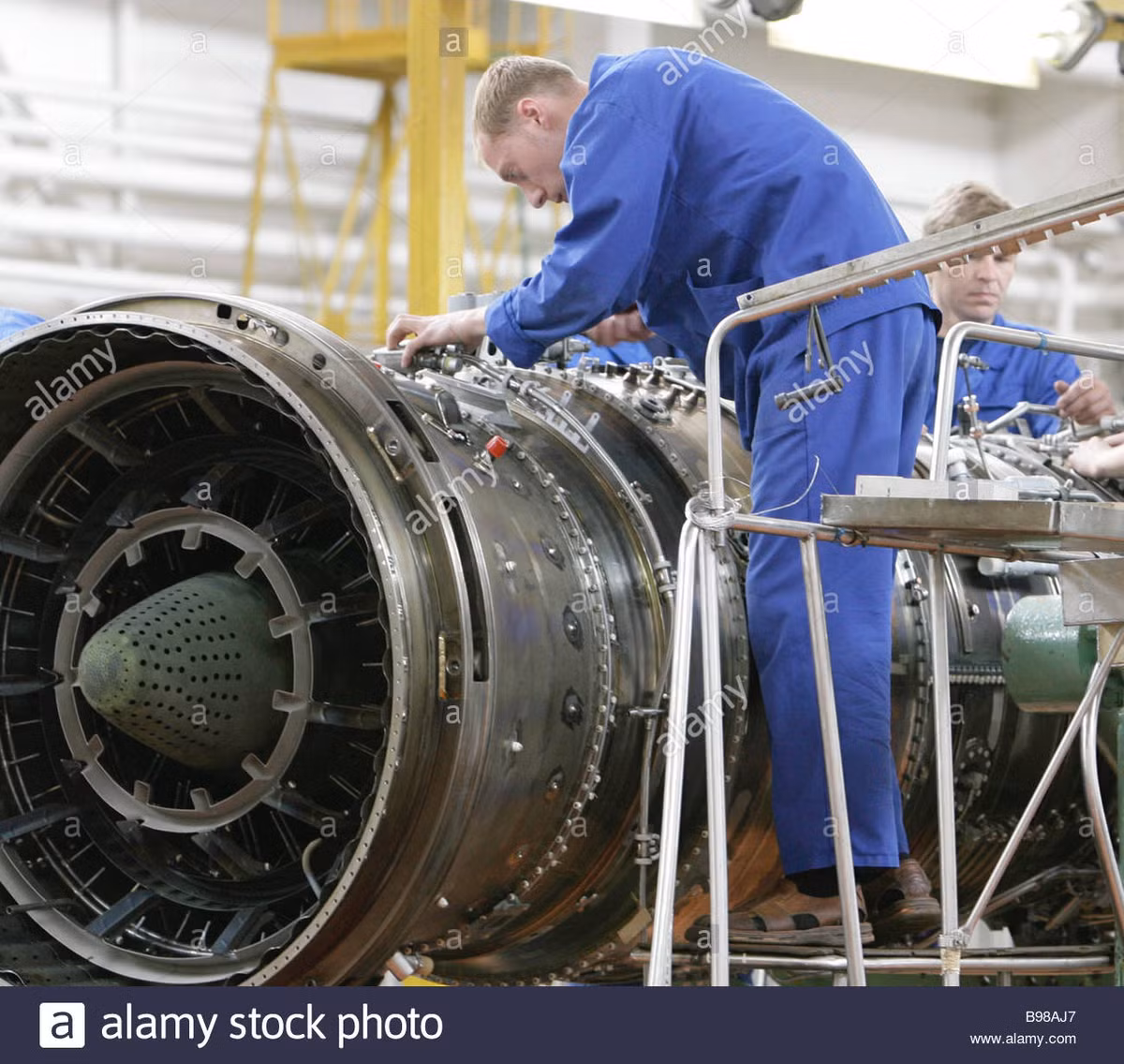 Công việc phát triển động cơ của Trung Quốc thậm chí còn gặp nhiều khó khăn, do Nga từ chối bán động cơ phản lực cánh quạt AL-31F, khi biết rõ tâm địa “sao chép ngược” và “giải mã tài sản trí tuệ của bạn bè Trung Quốc”; nên Nga chỉ bán máy bay chiến đấu Su-35.