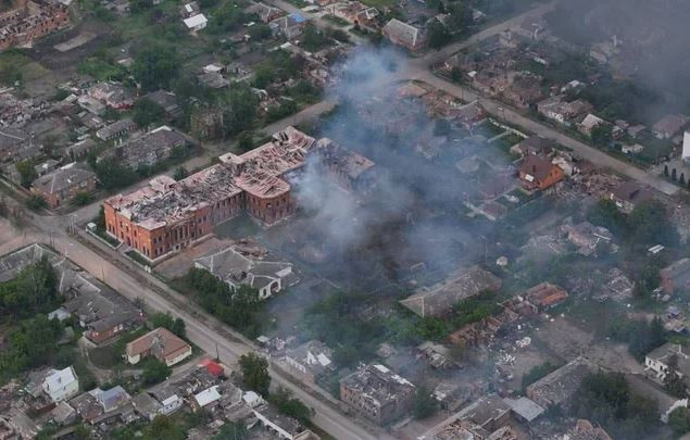 Oleksii ước tính rằng Nga đã bắn khoảng 50 đến 60 quả đạn pháo mỗi giờ vào thành phố Volchansk và sau đó là bom lượn, được thả từ máy bay chiến đấu của Nga cách tiền tuyến hàng chục km, nằm ngoài phạm vi phòng không hạn chế của Ukraine.