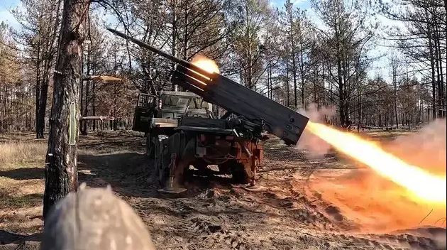 Còn Oleksii, một cảnh sát tại Volchansk cho biết, anh ta phải lái xe thật nhanh để tránh những chiếc UAV của Nga bay trên đầu và những đợt pháo kích liên tục. Quân Nga đang sử dụng mọi chiến thuật quen thuộc để tiến lên - biến làng mạc và thị trấn Ukraine thành đống đổ nát.