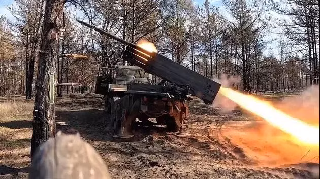 Còn Oleksii, một cảnh sát tại Volchansk cho biết, anh ta phải lái xe thật nhanh để tránh những chiếc UAV của Nga bay trên đầu và những đợt pháo kích liên tục. Quân Nga đang sử dụng mọi chiến thuật quen thuộc để tiến lên - biến làng mạc và thị trấn Ukraine thành đống đổ nát.