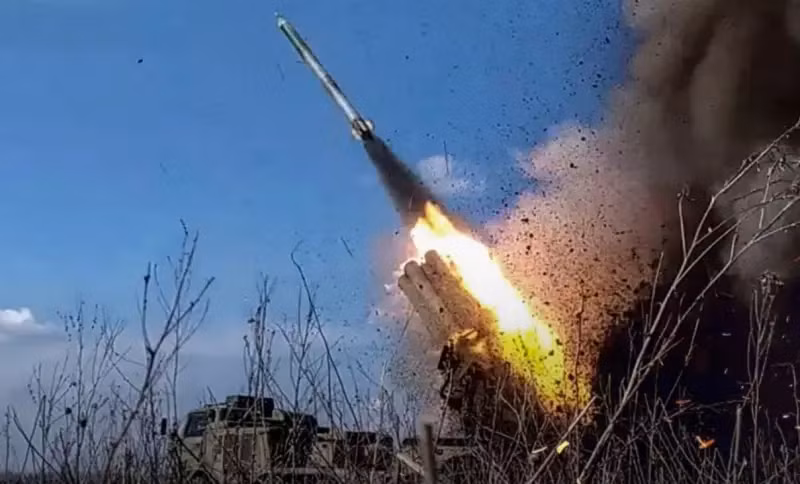 Ông Stoltenberg cho rằng, việc Nga sử dụng vũ lực để tấn công nước khác là vi phạm nghiêm trọng luật pháp quốc tế. Ông nói: "Quyền tự vệ của Ukraine là hợp pháp theo luật pháp quốc tế. Quyền tự vệ cũng bao gồm quyền tấn công các mục tiêu trên lãnh thổ của kẻ xâm lược, vì vậy chúng tôi đang nới lỏng các hạn chế đối với hành động phản công của Ukraine".