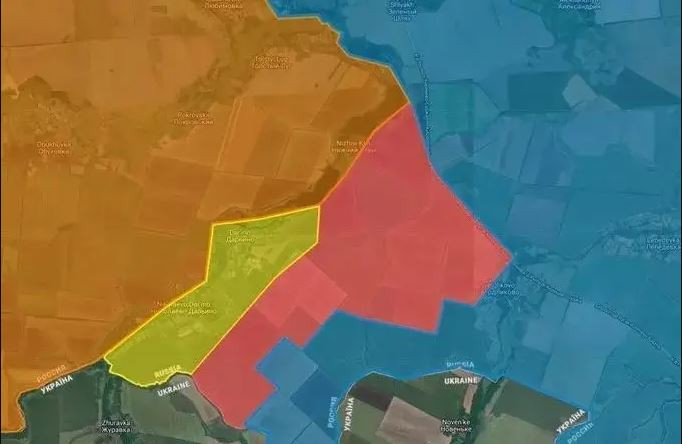 Quân Ukraine bị tổn thất nặng nề trước đợt tấn công nhanh chóng của Quân đội Nga và phải rút lui về bờ đông sông Loknia. Vị trí chiến lược của làng Sverdlikovo như một nút thắt quan trọng, từ đây có thể dẫn đến trung tâm vùng Sudzha và các làng xung quanh là điều hiển nhiên.