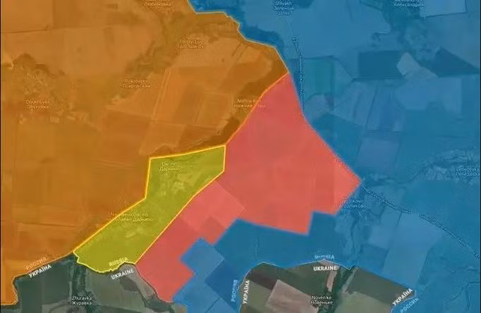 Quân Ukraine bị tổn thất nặng nề trước đợt tấn công nhanh chóng của Quân đội Nga và phải rút lui về bờ đông sông Loknia. Vị trí chiến lược của làng Sverdlikovo như một nút thắt quan trọng, từ đây có thể dẫn đến trung tâm vùng Sudzha và các làng xung quanh là điều hiển nhiên.